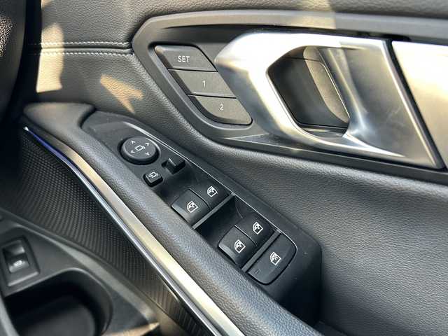 ＢＭＷ ３２０ｄ xDrive 山口県 2021(令3)年 5.3万km 白 禁煙車/360度前方ドライブレコーダー/スマートキー/プッシュスタート/純正HDDナビ/(DTV/BT/USB/ラジオ)/全方位カメラ/クリアランスソナー/シートメモリー付きパワーシート/シートヒーター/電子パーキング/置くだけ充電/オートライト/左右分離型フルオートエアコン/純正アルミホイール/リモートタッチ/保証書/取扱説明書/記録簿/スペアキー/レーダクルーズコントロール/プラスパッケージ/コンフォートパッケージ/ハイラインパッケージ/HIFIスピーカーシステム