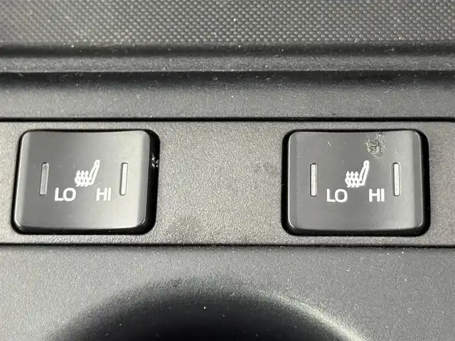 トヨタ プリウス S ツーリングセレクション 福岡県 2022(令4)年 1.1万km プラチナホワイトパールマイカ ワンオーナー/純正ＤＡナビ／フルセグＴＶ　/バックカメラ　/ビルトインＥＴＣ　/前後ドラレコ　/レーダークルコン　/コーナーセンサー　/トヨタセーフティセンス　/衝突軽減ブレーキ　/レーンキープ/レーンキープ/アクセル踏み間違い防止　/シートヒーター　/純正１７インチＡＷ