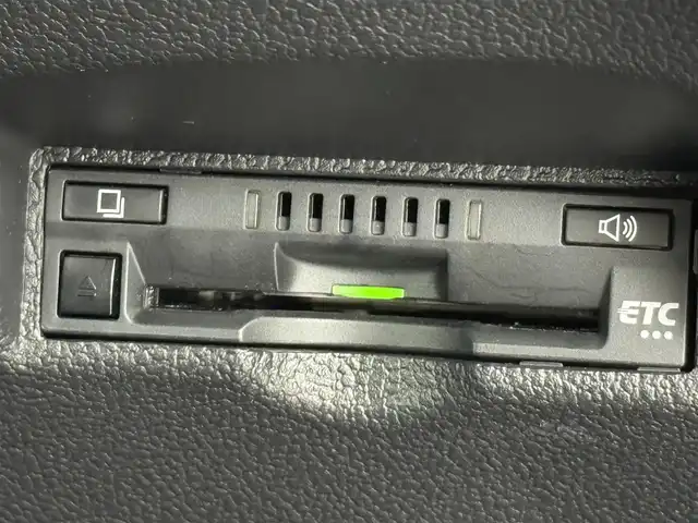 トヨタ プリウス S ツーリングセレクション 福岡県 2022(令4)年 1.1万km プラチナホワイトパールマイカ ワンオーナー/純正ＤＡナビ／フルセグＴＶ　/バックカメラ　/ビルトインＥＴＣ　/前後ドラレコ　/レーダークルコン　/コーナーセンサー　/トヨタセーフティセンス　/衝突軽減ブレーキ　/レーンキープ/レーンキープ/アクセル踏み間違い防止　/シートヒーター　/純正１７インチＡＷ