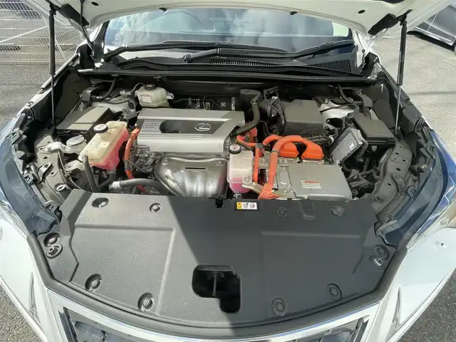 レクサス ＮＸ 300h バージョンL 佐賀県 2020(令2)年 5.2万km ソニッククォーツ Lexus Safety System+/・プリクラッシュセーフティ/・レーントレーシングアシスト/・オートマチックハイビーム/・レーダークルーズコントロール/クリアランスソナー/ブラインドスポットモニター/純正メーカーナビ/・パノラミックビューモニター/・フルセグTV/BT/CD/DVD/前後ドライブレコーダー(SDなし、動作確認未)/赤黒革シート/・全席シートヒーター/・前ベンチレーション/・前パワーシート/シートメモリ/パワーバックドア/LEDヘッドライト/フォグランプ/革巻きステアリング/パドルシフト/ステアリングヒーター/ETC2.0/電動パーキングスイッチ/トノカバー/エアバックW/サイド/カーテン/スペアキー×1/取扱説明書/保証書