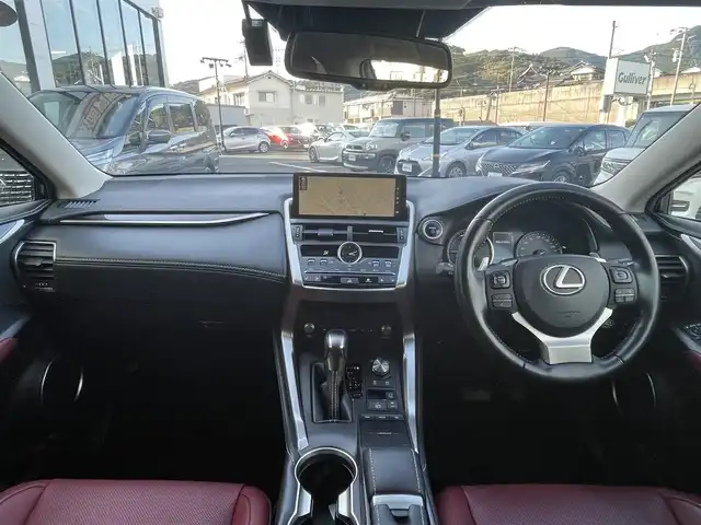 レクサス ＮＸ 300h バージョンL 佐賀県 2020(令2)年 5.2万km ソニッククォーツ Lexus Safety System+/・プリクラッシュセーフティ/・レーントレーシングアシスト/・オートマチックハイビーム/・レーダークルーズコントロール/クリアランスソナー/ブラインドスポットモニター/純正メーカーナビ/・パノラミックビューモニター/・フルセグTV/BT/CD/DVD/前後ドライブレコーダー(SDなし、動作確認未)/赤黒革シート/・全席シートヒーター/・前ベンチレーション/・前パワーシート/シートメモリ/パワーバックドア/LEDヘッドライト/フォグランプ/革巻きステアリング/パドルシフト/ステアリングヒーター/ETC2.0/電動パーキングスイッチ/トノカバー/エアバックW/サイド/カーテン/スペアキー×1/取扱説明書/保証書