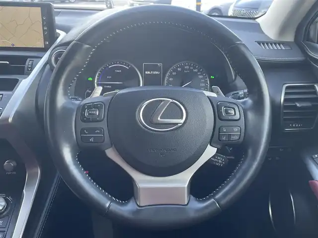 レクサス ＮＸ 300h バージョンL 佐賀県 2020(令2)年 5.2万km ソニッククォーツ Lexus Safety System+/・プリクラッシュセーフティ/・レーントレーシングアシスト/・オートマチックハイビーム/・レーダークルーズコントロール/クリアランスソナー/ブラインドスポットモニター/純正メーカーナビ/・パノラミックビューモニター/・フルセグTV/BT/CD/DVD/前後ドライブレコーダー(SDなし、動作確認未)/赤黒革シート/・全席シートヒーター/・前ベンチレーション/・前パワーシート/シートメモリ/パワーバックドア/LEDヘッドライト/フォグランプ/革巻きステアリング/パドルシフト/ステアリングヒーター/ETC2.0/電動パーキングスイッチ/トノカバー/エアバックW/サイド/カーテン/スペアキー×1/取扱説明書/保証書
