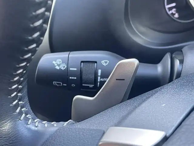 レクサス ＮＸ 300h バージョンL 佐賀県 2020(令2)年 5.2万km ソニッククォーツ Lexus Safety System+/・プリクラッシュセーフティ/・レーントレーシングアシスト/・オートマチックハイビーム/・レーダークルーズコントロール/クリアランスソナー/ブラインドスポットモニター/純正メーカーナビ/・パノラミックビューモニター/・フルセグTV/BT/CD/DVD/前後ドライブレコーダー(SDなし、動作確認未)/赤黒革シート/・全席シートヒーター/・前ベンチレーション/・前パワーシート/シートメモリ/パワーバックドア/LEDヘッドライト/フォグランプ/革巻きステアリング/パドルシフト/ステアリングヒーター/ETC2.0/電動パーキングスイッチ/トノカバー/エアバックW/サイド/カーテン/スペアキー×1/取扱説明書/保証書