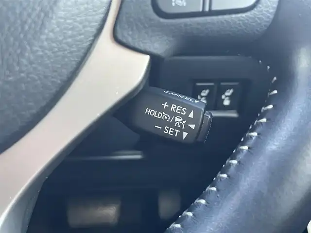 レクサス ＮＸ 300h バージョンL 佐賀県 2020(令2)年 5.2万km ソニッククォーツ Lexus Safety System+/・プリクラッシュセーフティ/・レーントレーシングアシスト/・オートマチックハイビーム/・レーダークルーズコントロール/クリアランスソナー/ブラインドスポットモニター/純正メーカーナビ/・パノラミックビューモニター/・フルセグTV/BT/CD/DVD/前後ドライブレコーダー(SDなし、動作確認未)/赤黒革シート/・全席シートヒーター/・前ベンチレーション/・前パワーシート/シートメモリ/パワーバックドア/LEDヘッドライト/フォグランプ/革巻きステアリング/パドルシフト/ステアリングヒーター/ETC2.0/電動パーキングスイッチ/トノカバー/エアバックW/サイド/カーテン/スペアキー×1/取扱説明書/保証書