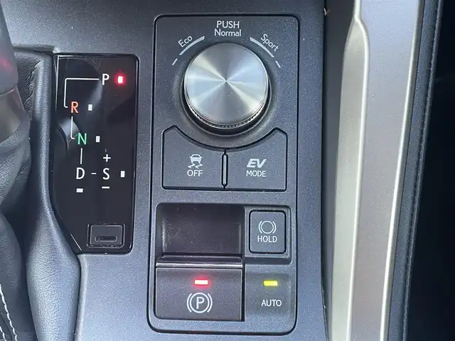 レクサス ＮＸ 300h バージョンL 佐賀県 2020(令2)年 5.2万km ソニッククォーツ Lexus Safety System+/・プリクラッシュセーフティ/・レーントレーシングアシスト/・オートマチックハイビーム/・レーダークルーズコントロール/クリアランスソナー/ブラインドスポットモニター/純正メーカーナビ/・パノラミックビューモニター/・フルセグTV/BT/CD/DVD/前後ドライブレコーダー(SDなし、動作確認未)/赤黒革シート/・全席シートヒーター/・前ベンチレーション/・前パワーシート/シートメモリ/パワーバックドア/LEDヘッドライト/フォグランプ/革巻きステアリング/パドルシフト/ステアリングヒーター/ETC2.0/電動パーキングスイッチ/トノカバー/エアバックW/サイド/カーテン/スペアキー×1/取扱説明書/保証書