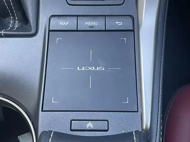 レクサス ＮＸ 300h バージョンL 佐賀県 2020(令2)年 5.2万km ソニッククォーツ Lexus Safety System+/・プリクラッシュセーフティ/・レーントレーシングアシスト/・オートマチックハイビーム/・レーダークルーズコントロール/クリアランスソナー/ブラインドスポットモニター/純正メーカーナビ/・パノラミックビューモニター/・フルセグTV/BT/CD/DVD/前後ドライブレコーダー(SDなし、動作確認未)/赤黒革シート/・全席シートヒーター/・前ベンチレーション/・前パワーシート/シートメモリ/パワーバックドア/LEDヘッドライト/フォグランプ/革巻きステアリング/パドルシフト/ステアリングヒーター/ETC2.0/電動パーキングスイッチ/トノカバー/エアバックW/サイド/カーテン/スペアキー×1/取扱説明書/保証書