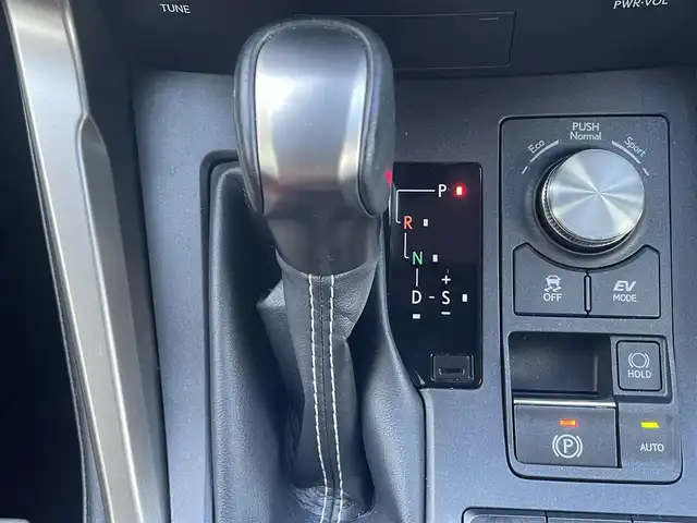 レクサス ＮＸ 300h バージョンL 佐賀県 2020(令2)年 5.2万km ソニッククォーツ Lexus Safety System+/・プリクラッシュセーフティ/・レーントレーシングアシスト/・オートマチックハイビーム/・レーダークルーズコントロール/クリアランスソナー/ブラインドスポットモニター/純正メーカーナビ/・パノラミックビューモニター/・フルセグTV/BT/CD/DVD/前後ドライブレコーダー(SDなし、動作確認未)/赤黒革シート/・全席シートヒーター/・前ベンチレーション/・前パワーシート/シートメモリ/パワーバックドア/LEDヘッドライト/フォグランプ/革巻きステアリング/パドルシフト/ステアリングヒーター/ETC2.0/電動パーキングスイッチ/トノカバー/エアバックW/サイド/カーテン/スペアキー×1/取扱説明書/保証書