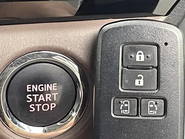 トヨタ エスクァイア Gi 熊本県 2015(平27)年 5.6万km ホワイトパールクリスタルシャイン 禁煙車　/純正ナビ（ＣＤ・ＤＶＤ・フルセグ・ＢＴ・ＳＤ）/バックカメラ　/純正フリップダウンモニター　/社外全方位ドライブレコーダー　/ビルトインＥＴＣ　/両側パワースライドドア　/クルーズコントロール/前席シートヒーター/衝突軽減ブレーキ/横滑り防止/アイドリングストップ/純正フロアマット/純正１５インチAW/オートライト/オートマチックハイビーム/LEDヘッドライト/フォグランプ/スマートキー/プッシュスタート/スペアキー1本