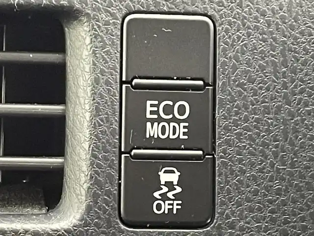 トヨタ エスクァイア Gi 熊本県 2015(平27)年 5.6万km ホワイトパールクリスタルシャイン 禁煙車　/純正ナビ（ＣＤ・ＤＶＤ・フルセグ・ＢＴ・ＳＤ）/バックカメラ　/純正フリップダウンモニター　/社外全方位ドライブレコーダー　/ビルトインＥＴＣ　/両側パワースライドドア　/クルーズコントロール/前席シートヒーター/衝突軽減ブレーキ/横滑り防止/アイドリングストップ/純正フロアマット/純正１５インチAW/オートライト/オートマチックハイビーム/LEDヘッドライト/フォグランプ/スマートキー/プッシュスタート/スペアキー1本