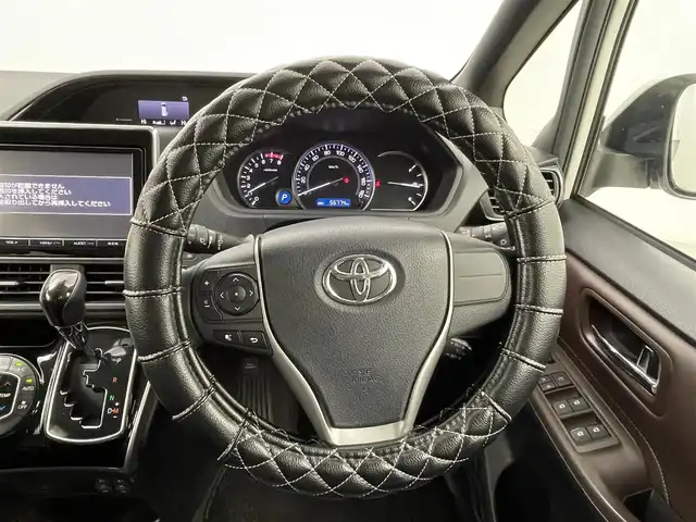 トヨタ エスクァイア Gi 熊本県 2015(平27)年 5.6万km ホワイトパールクリスタルシャイン 禁煙車　/純正ナビ（ＣＤ・ＤＶＤ・フルセグ・ＢＴ・ＳＤ）/バックカメラ　/純正フリップダウンモニター　/社外全方位ドライブレコーダー　/ビルトインＥＴＣ　/両側パワースライドドア　/クルーズコントロール/前席シートヒーター/衝突軽減ブレーキ/横滑り防止/アイドリングストップ/純正フロアマット/純正１５インチAW/オートライト/オートマチックハイビーム/LEDヘッドライト/フォグランプ/スマートキー/プッシュスタート/スペアキー1本