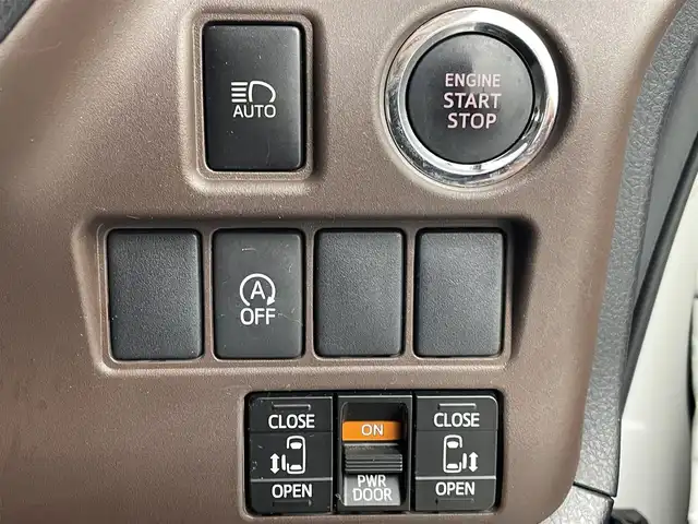 トヨタ エスクァイア Gi 熊本県 2015(平27)年 5.6万km ホワイトパールクリスタルシャイン 禁煙車　/純正ナビ（ＣＤ・ＤＶＤ・フルセグ・ＢＴ・ＳＤ）/バックカメラ　/純正フリップダウンモニター　/社外全方位ドライブレコーダー　/ビルトインＥＴＣ　/両側パワースライドドア　/クルーズコントロール/前席シートヒーター/衝突軽減ブレーキ/横滑り防止/アイドリングストップ/純正フロアマット/純正１５インチAW/オートライト/オートマチックハイビーム/LEDヘッドライト/フォグランプ/スマートキー/プッシュスタート/スペアキー1本