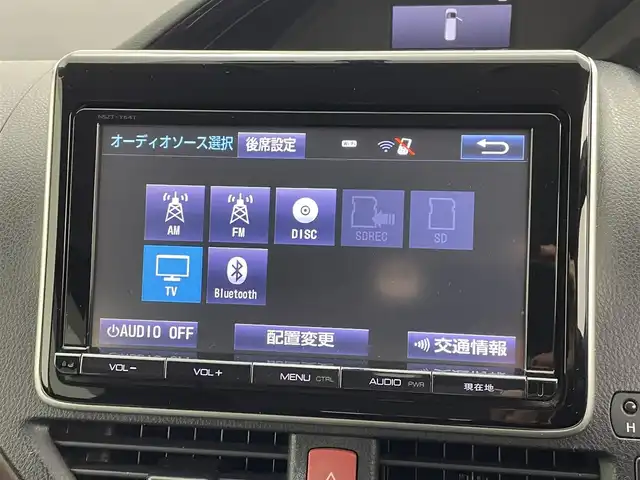 トヨタ エスクァイア Gi 熊本県 2015(平27)年 5.6万km ホワイトパールクリスタルシャイン 禁煙車　/純正ナビ（ＣＤ・ＤＶＤ・フルセグ・ＢＴ・ＳＤ）/バックカメラ　/純正フリップダウンモニター　/社外全方位ドライブレコーダー　/ビルトインＥＴＣ　/両側パワースライドドア　/クルーズコントロール/前席シートヒーター/衝突軽減ブレーキ/横滑り防止/アイドリングストップ/純正フロアマット/純正１５インチAW/オートライト/オートマチックハイビーム/LEDヘッドライト/フォグランプ/スマートキー/プッシュスタート/スペアキー1本