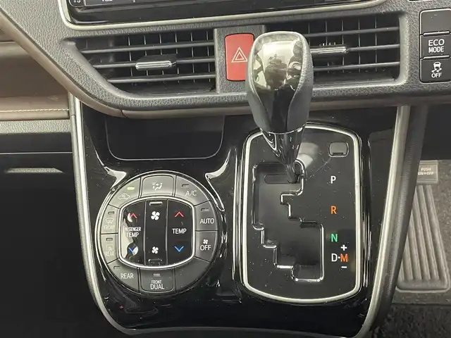 トヨタ エスクァイア Gi 熊本県 2015(平27)年 5.6万km ホワイトパールクリスタルシャイン 禁煙車　/純正ナビ（ＣＤ・ＤＶＤ・フルセグ・ＢＴ・ＳＤ）/バックカメラ　/純正フリップダウンモニター　/社外全方位ドライブレコーダー　/ビルトインＥＴＣ　/両側パワースライドドア　/クルーズコントロール/前席シートヒーター/衝突軽減ブレーキ/横滑り防止/アイドリングストップ/純正フロアマット/純正１５インチAW/オートライト/オートマチックハイビーム/LEDヘッドライト/フォグランプ/スマートキー/プッシュスタート/スペアキー1本