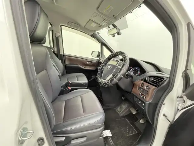 トヨタ エスクァイア Gi 熊本県 2015(平27)年 5.6万km ホワイトパールクリスタルシャイン 禁煙車　/純正ナビ（ＣＤ・ＤＶＤ・フルセグ・ＢＴ・ＳＤ）/バックカメラ　/純正フリップダウンモニター　/社外全方位ドライブレコーダー　/ビルトインＥＴＣ　/両側パワースライドドア　/クルーズコントロール/前席シートヒーター/衝突軽減ブレーキ/横滑り防止/アイドリングストップ/純正フロアマット/純正１５インチAW/オートライト/オートマチックハイビーム/LEDヘッドライト/フォグランプ/スマートキー/プッシュスタート/スペアキー1本