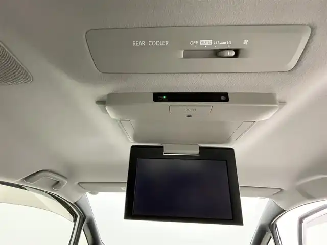 トヨタ エスクァイア Gi 熊本県 2015(平27)年 5.6万km ホワイトパールクリスタルシャイン 禁煙車　/純正ナビ（ＣＤ・ＤＶＤ・フルセグ・ＢＴ・ＳＤ）/バックカメラ　/純正フリップダウンモニター　/社外全方位ドライブレコーダー　/ビルトインＥＴＣ　/両側パワースライドドア　/クルーズコントロール/前席シートヒーター/衝突軽減ブレーキ/横滑り防止/アイドリングストップ/純正フロアマット/純正１５インチAW/オートライト/オートマチックハイビーム/LEDヘッドライト/フォグランプ/スマートキー/プッシュスタート/スペアキー1本