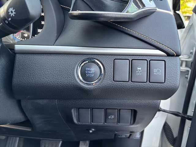 トヨタ ハリアー プレミアム 福岡県 2015(平27)年 4.3万km ホワイトパールクリスタルシャイン 【ワンオーナー】/登録時距離42745km/純正ナビ/フルセグTV/CD/DVD/BT/バックカメラ/サンルーフ/ハーフレザーシート/ドライブレコーダー/ビルトインETC/純正18インチAW/パワーバックドア/LEDヘッドライト/保証書/取扱説明書/スペアキー