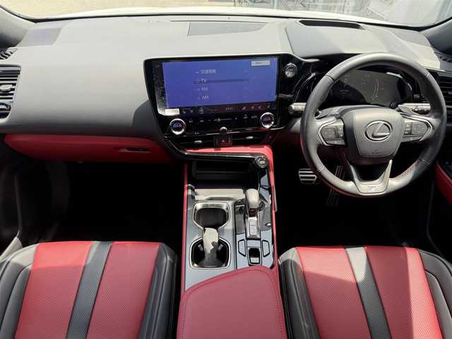 レクサス ＮＸ 350h Fスポーツ 佐賀県 2023(令5)年 1.4万km ホワイトノーヴァガラスフレーク 純正14型ディスプレイオーディオ(フルセグTV/AM/FM/BT/アップルカープレイ/アンドロイドオーディオ)/アラウンドビューモニター/パノラミックビューモニター/レクサスセーフティーシステム/プリクラッシュセーフティ/レーダークルーズコントロール(全車速追従機能)/プロアクティブドライビングアシスト/ブラインドスポットモニター/発信遅れ告知機能/ロードサインアシスト/パーキングサポートブレーキ/クリアランスソナー/サンルーフ/ミラーヒーター/パワーシート/シートヒーター/エアシート/ヘッドアップディスプレイ/ETC2.0/オートホールド/電子パーキングブレーキ/パドルシフト/100V電源/HDMI/純正20インチアルミホイール/純正フロアマット/純正LEDヘッドライト