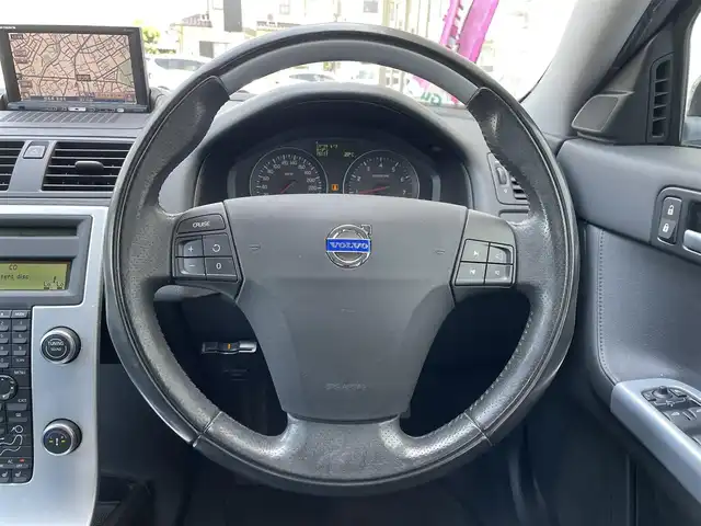 ボルボ Ｖ５０ 2．0e  Aktiv　+ 群馬県 2011(平23)年 8.3万km 黒 社外ナビ/バックカメラ/ETC/前席シートヒーター/D席パワーシート＆メモリーシート/MTモード付AT/電動格納ミラー＆ウインカーミラー/革巻きステアリング/フロアマット/リモコンキー×２/保証書＆取説