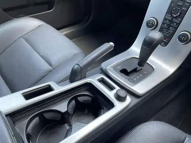 ボルボ Ｖ５０ 2．0e  Aktiv　+ 群馬県 2011(平23)年 8.3万km 黒 社外ナビ/バックカメラ/ETC/前席シートヒーター/D席パワーシート＆メモリーシート/MTモード付AT/電動格納ミラー＆ウインカーミラー/革巻きステアリング/フロアマット/リモコンキー×２/保証書＆取説