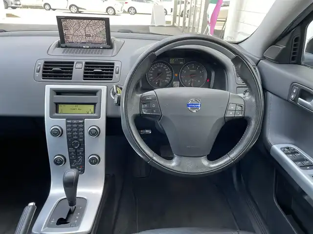 ボルボ Ｖ５０ 2．0e  Aktiv　+ 群馬県 2011(平23)年 8.3万km 黒 社外ナビ/バックカメラ/ETC/前席シートヒーター/D席パワーシート＆メモリーシート/MTモード付AT/電動格納ミラー＆ウインカーミラー/革巻きステアリング/フロアマット/リモコンキー×２/保証書＆取説