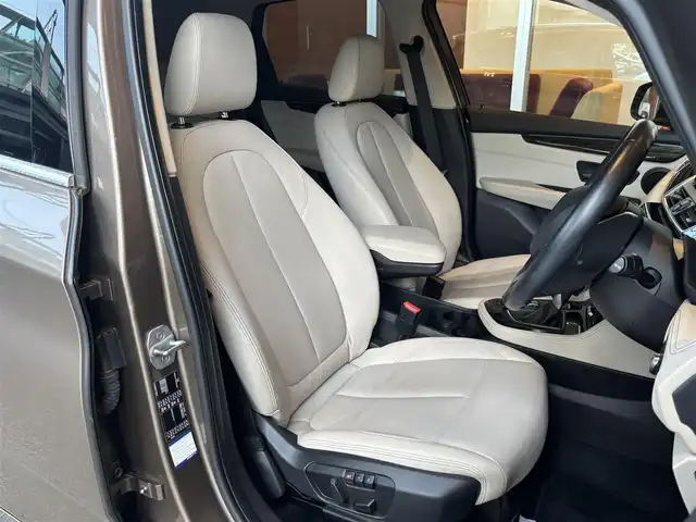 ＢＭＷ ２１８ｄ アクティブツアラー ラグジュアリー 宮城県 2018(平30)年 4.1万km ベージュ 純正HDDナビ/バックカメラ/CD/DVD再生/Bluetooth接続/白革シート/パワーシート/シートヒーター/アイドリングストップ/インテリジェントセーフティ/衝突軽減システム/速度リミッター/ドライビングアシスト/LCW/コンフォートアクセス/ステアリングスイッチ/レインセンサー/LEDヘッドライト/アダクティブヘッドライト/純正ドラレコ/アンビエントライト/電動ミラー/ミラーETC/ドライブセレクト/電動パーキング/純正17インチAW/取扱説明書/保証書/スペアキー×１