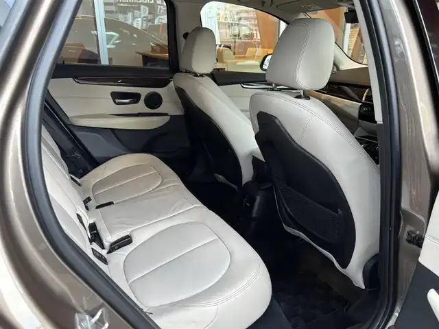 ＢＭＷ ２１８ｄ アクティブツアラー ラグジュアリー 宮城県 2018(平30)年 4.1万km ベージュ 純正HDDナビ/バックカメラ/CD/DVD再生/Bluetooth接続/白革シート/パワーシート/シートヒーター/アイドリングストップ/インテリジェントセーフティ/衝突軽減システム/速度リミッター/ドライビングアシスト/LCW/コンフォートアクセス/ステアリングスイッチ/レインセンサー/LEDヘッドライト/アダクティブヘッドライト/純正ドラレコ/アンビエントライト/電動ミラー/ミラーETC/ドライブセレクト/電動パーキング/純正17インチAW/取扱説明書/保証書/スペアキー×１