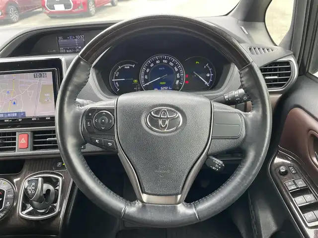 トヨタ エスクァイア ハイブリッド Gi プレミアムパッケージ 福岡県 2019(令1)年 6.3万km スパークリングブラックパールクリスタルシャイン レーンキープアシスト/盗難防止システム/衝突被害軽減システム/ドラレコ前後/車外カメラ/追従式クルコン/BT/9インチフルセグTV/純正フリップダウンモニター/ビルトインETC/純正AW/純正フロアマット/TRC/走行切替/サイドカーテン/Dualエアコン/ステアリングヒーター/LEDライト