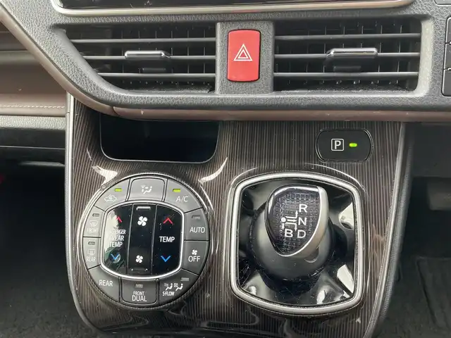 トヨタ エスクァイア ハイブリッド Gi プレミアムパッケージ 福岡県 2019(令1)年 6.3万km スパークリングブラックパールクリスタルシャイン レーンキープアシスト/盗難防止システム/衝突被害軽減システム/ドラレコ前後/車外カメラ/追従式クルコン/BT/9インチフルセグTV/純正フリップダウンモニター/ビルトインETC/純正AW/純正フロアマット/TRC/走行切替/サイドカーテン/Dualエアコン/ステアリングヒーター/LEDライト