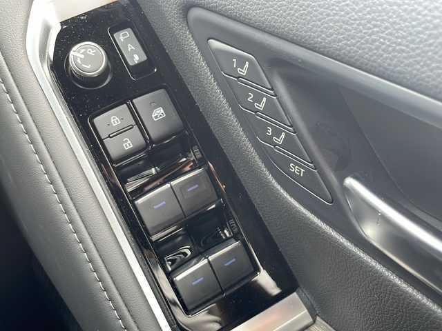 トヨタ ランドクルーザー ZX 兵庫県 2021(令3)年 1.1万km プレシャスホワイトパール ワンオーナー/全席シートヒーター/ハンドルヒーター/全席シートクーラー/JBLサウンド/純正メモリナビ/AM/FM/DVD/Bluetooth/ブレーキホールド/バックカメラ/アラウンドビューモニター/三眼LEDライト/フルセグテレビ/マルチテレインセレクト/プリクラッシュ/クリアランスソナー/クールボックス/純正ドアバイザー/ターンアシスト/ブラインドスポットモニター/デフロック/リアクロストラフィックアラート/リアカメラディテクション/ヘッドアップディスプレイ/ロードサインアシスト/M’s　speed　4本マフラー/追尾機能付きクルーズコントロール/モデリスタエアロ　フロント　リア