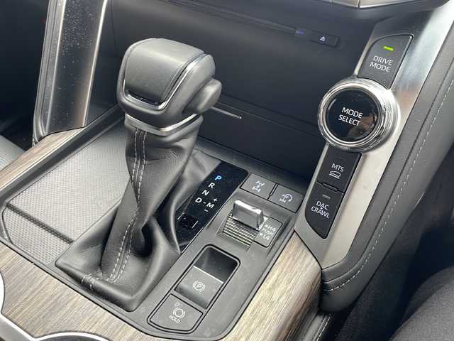 トヨタ ランドクルーザー ZX 兵庫県 2021(令3)年 1.1万km プレシャスホワイトパール ワンオーナー/全席シートヒーター/ハンドルヒーター/全席シートクーラー/JBLサウンド/純正メモリナビ/AM/FM/DVD/Bluetooth/ブレーキホールド/バックカメラ/アラウンドビューモニター/三眼LEDライト/フルセグテレビ/マルチテレインセレクト/プリクラッシュ/クリアランスソナー/クールボックス/純正ドアバイザー/ターンアシスト/ブラインドスポットモニター/デフロック/リアクロストラフィックアラート/リアカメラディテクション/ヘッドアップディスプレイ/ロードサインアシスト/M’s　speed　4本マフラー/追尾機能付きクルーズコントロール/モデリスタエアロ　フロント　リア