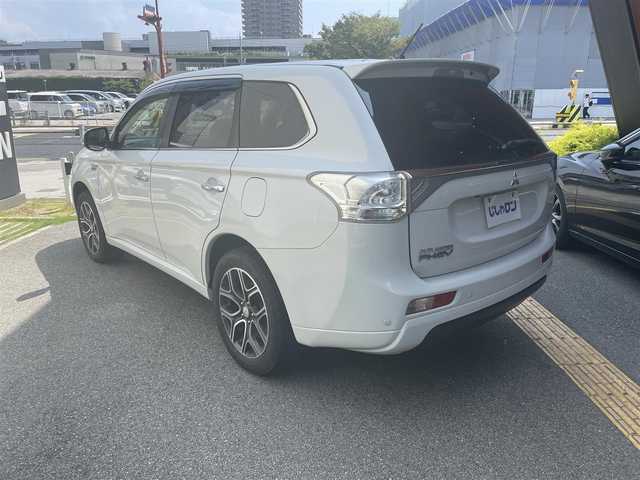 三菱 アウトランダー ＰＨＥＶ スポーツスタイルエディション 兵庫県 2015(平27)年 12.8万km シルキーホワイト (株)IDOMが運営する【じしゃロン西宮店】の自社ローン専用車両になります。こちらは現金またはオートローンご利用時の価格です。自社ローンご希望の方は別途その旨お申付け下さい				/*パワステ/*パワーウィンドウ/*クルコン/*USB有/*横滑り防止/*レーンキープアシスト/*盗難防止/*オートライト
