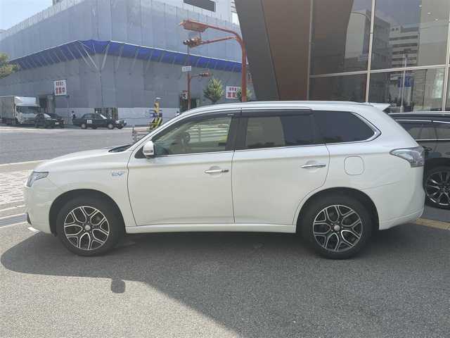 三菱 アウトランダー ＰＨＥＶ スポーツスタイルエディション 兵庫県 2015(平27)年 12.8万km シルキーホワイト (株)IDOMが運営する【じしゃロン西宮店】の自社ローン専用車両になります。こちらは現金またはオートローンご利用時の価格です。自社ローンご希望の方は別途その旨お申付け下さい				/*パワステ/*パワーウィンドウ/*クルコン/*USB有/*横滑り防止/*レーンキープアシスト/*盗難防止/*オートライト
