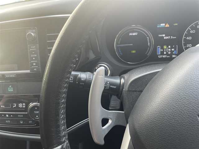 三菱 アウトランダー ＰＨＥＶ スポーツスタイルエディション 兵庫県 2015(平27)年 12.8万km シルキーホワイト (株)IDOMが運営する【じしゃロン西宮店】の自社ローン専用車両になります。こちらは現金またはオートローンご利用時の価格です。自社ローンご希望の方は別途その旨お申付け下さい				/*パワステ/*パワーウィンドウ/*クルコン/*USB有/*横滑り防止/*レーンキープアシスト/*盗難防止/*オートライト