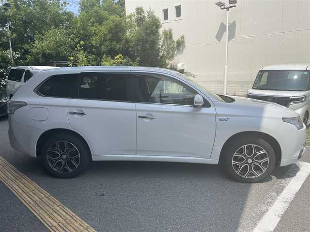 三菱 アウトランダー ＰＨＥＶ スポーツスタイルエディション 兵庫県 2015(平27)年 12.8万km シルキーホワイト (株)IDOMが運営する【じしゃロン西宮店】の自社ローン専用車両になります。こちらは現金またはオートローンご利用時の価格です。自社ローンご希望の方は別途その旨お申付け下さい				/*パワステ/*パワーウィンドウ/*クルコン/*USB有/*横滑り防止/*レーンキープアシスト/*盗難防止/*オートライト