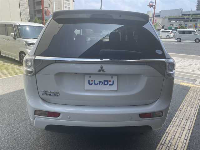 三菱 アウトランダー ＰＨＥＶ スポーツスタイルエディション 兵庫県 2015(平27)年 12.8万km シルキーホワイト (株)IDOMが運営する【じしゃロン西宮店】の自社ローン専用車両になります。こちらは現金またはオートローンご利用時の価格です。自社ローンご希望の方は別途その旨お申付け下さい				/*パワステ/*パワーウィンドウ/*クルコン/*USB有/*横滑り防止/*レーンキープアシスト/*盗難防止/*オートライト