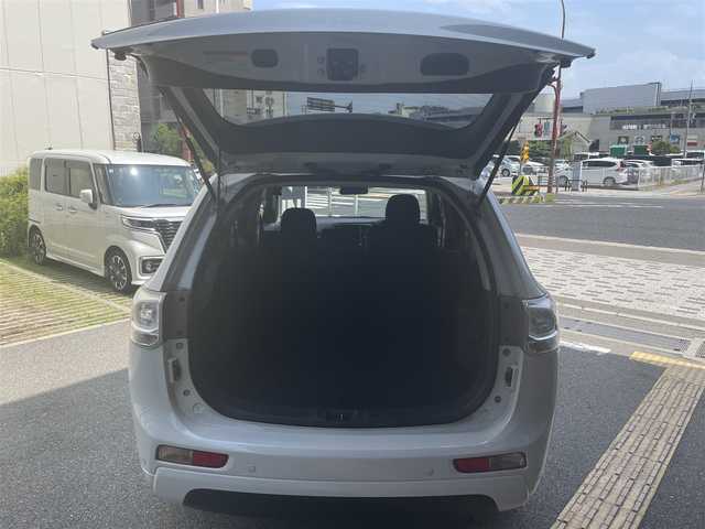 三菱 アウトランダー ＰＨＥＶ スポーツスタイルエディション 兵庫県 2015(平27)年 12.8万km シルキーホワイト (株)IDOMが運営する【じしゃロン西宮店】の自社ローン専用車両になります。こちらは現金またはオートローンご利用時の価格です。自社ローンご希望の方は別途その旨お申付け下さい				/*パワステ/*パワーウィンドウ/*クルコン/*USB有/*横滑り防止/*レーンキープアシスト/*盗難防止/*オートライト
