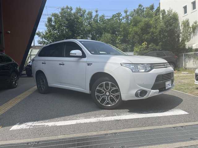 三菱 アウトランダー ＰＨＥＶ スポーツスタイルエディション 兵庫県 2015(平27)年 12.8万km シルキーホワイト (株)IDOMが運営する【じしゃロン西宮店】の自社ローン専用車両になります。こちらは現金またはオートローンご利用時の価格です。自社ローンご希望の方は別途その旨お申付け下さい				/*パワステ/*パワーウィンドウ/*クルコン/*USB有/*横滑り防止/*レーンキープアシスト/*盗難防止/*オートライト