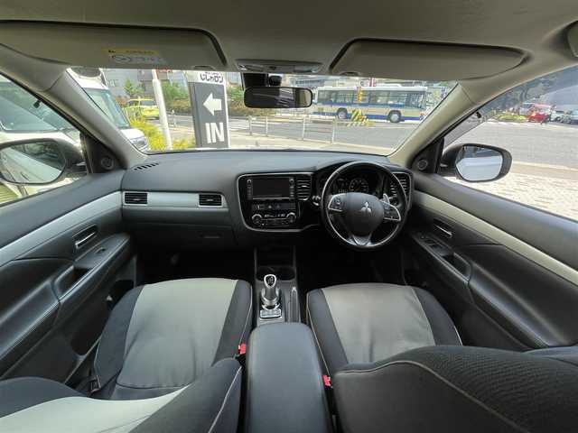 三菱 アウトランダー ＰＨＥＶ スポーツスタイルエディション 兵庫県 2015(平27)年 12.8万km シルキーホワイト (株)IDOMが運営する【じしゃロン西宮店】の自社ローン専用車両になります。こちらは現金またはオートローンご利用時の価格です。自社ローンご希望の方は別途その旨お申付け下さい				/*パワステ/*パワーウィンドウ/*クルコン/*USB有/*横滑り防止/*レーンキープアシスト/*盗難防止/*オートライト