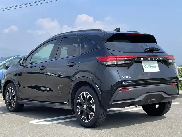 日産 ノート オーテック クロスオーバー 佐賀県 2022(令4)年 2.1万km 黒 純正SDナビゲーション/・フルセグTV/CD/DVD/Bluetooth/アラウンドビューモニター/インテリジェントルームミラー/電子パーキングブレーキ/AUTO HOLD機能/AUTECH専用レザーシート/DN席シートヒーター/AUTECH16インチアルミホイール/三眼LEDヘッドライト/LEDフォグランプ/純正フロアマット/新車保証書/カラーコードNo.「GAT」/360°セーフティアシスト/・エマージェンシーブレーキ/・クリアランスソナー/・車線逸脱警報機能/・車線逸脱防止支援機能/・後側方車両検知機能/・後側方衝突防止支援/・標識検知支援/・ふらつき警報