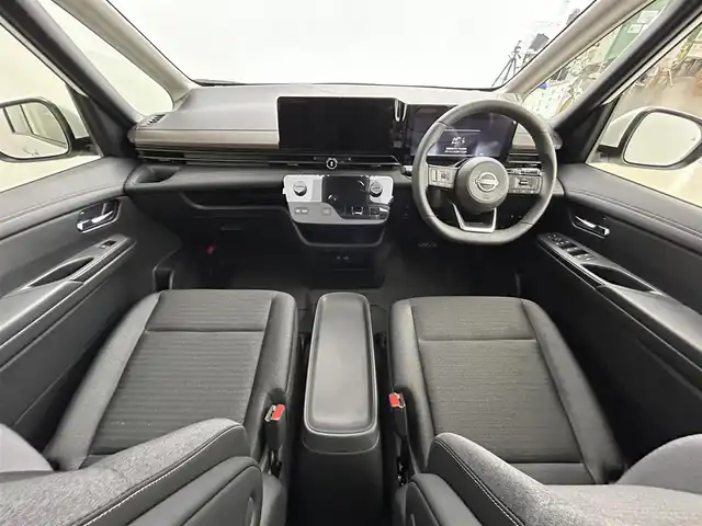 日産 セレナ e－4ORCE ハイウェイスターV 道央・札幌 2025(令7)年 0.1千km プリズムホワイト ・登録済未使用車/・4WD/・寒冷地仕様/・NissanConnectナビゲーション/・BT/HDMI/USB/フルセグ/・純正フリップダウンモニター/・インテリジェント アラウンドビューモニター/・インテリジェント ルームミラー/・ワイヤレス充電器/・ETC2.0ユニット（ビルトインタイプ）/・ドライブレコーダー（前後セット）/・プロパイロット（ナビリンク機能付）/・プロパイロット緊急停止支援システム（SOSコール機能付）/・レーンキープアシスト/・レーダークルーズコントロール/・BSM/・前後コーナーセンサー/・1・2列目シートヒーター/・ステアリングヒーター/・ヘッドランプ オートレベライザー/・アダプティブLEDヘッドライトシステム/・フォグランプ/・100V　AC電源/・2列目サンシェード/・保証書・取扱説明書/・スマートキー（スペア1本）