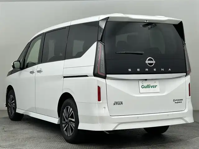 日産 セレナ e－4ORCE ハイウェイスターV 道央・札幌 2025(令7)年 0.1千km プリズムホワイト ・登録済未使用車/・4WD/・寒冷地仕様/・NissanConnectナビゲーション/・BT/HDMI/USB/フルセグ/・純正フリップダウンモニター/・インテリジェント アラウンドビューモニター/・インテリジェント ルームミラー/・ワイヤレス充電器/・ETC2.0ユニット（ビルトインタイプ）/・ドライブレコーダー（前後セット）/・プロパイロット（ナビリンク機能付）/・プロパイロット緊急停止支援システム（SOSコール機能付）/・レーンキープアシスト/・レーダークルーズコントロール/・BSM/・前後コーナーセンサー/・1・2列目シートヒーター/・ステアリングヒーター/・ヘッドランプ オートレベライザー/・アダプティブLEDヘッドライトシステム/・フォグランプ/・100V　AC電源/・2列目サンシェード/・保証書・取扱説明書/・スマートキー（スペア1本）