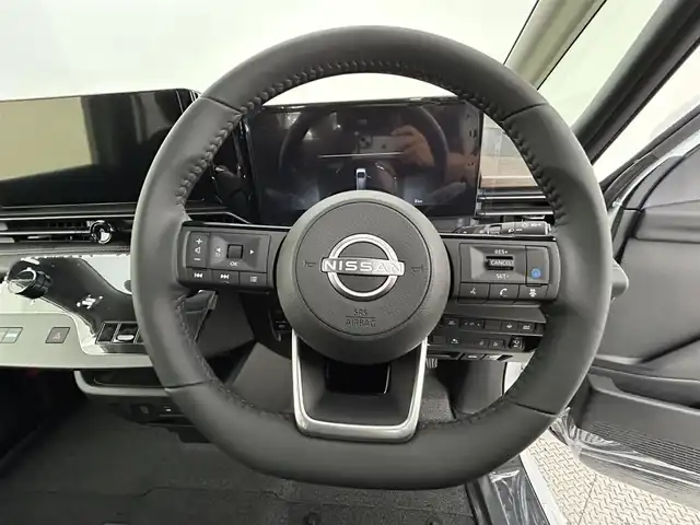 日産 セレナ e－4ORCE ハイウェイスターV 道央・札幌 2025(令7)年 0.1千km プリズムホワイト ・登録済未使用車/・4WD/・寒冷地仕様/・NissanConnectナビゲーション/・BT/HDMI/USB/フルセグ/・純正フリップダウンモニター/・インテリジェント アラウンドビューモニター/・インテリジェント ルームミラー/・ワイヤレス充電器/・ETC2.0ユニット（ビルトインタイプ）/・ドライブレコーダー（前後セット）/・プロパイロット（ナビリンク機能付）/・プロパイロット緊急停止支援システム（SOSコール機能付）/・レーンキープアシスト/・レーダークルーズコントロール/・BSM/・前後コーナーセンサー/・1・2列目シートヒーター/・ステアリングヒーター/・ヘッドランプ オートレベライザー/・アダプティブLEDヘッドライトシステム/・フォグランプ/・100V　AC電源/・2列目サンシェード/・保証書・取扱説明書/・スマートキー（スペア1本）