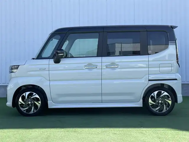 スズキ スペーシア カスタム HYBRID XS 香川県 2025(令7)年 0.1千km ピュアホワイトパール/ブラック2トーン 届出済未使用車/全方位モニター付きメモリーナビゲーション/　スズキコネクト対応通信機/→9インチHDディスプレイ/フルセグ/AM/FM/Bluetooth/→AppleCarPlay/AndroidAuto/USB/スズキセーフティサポート/・デュアルセンサーブレーキサポートII/・アダプティブクルーズコントロール（全車速追従機能付）/・標識認識機能/・車線逸脱抑制機能/・誤発進抑制機能(前後)/・後退時ブレーキサポート/・ふらつき警報機能/・横滑り防止装置/・ハイビームアシスト/LEDヘッドライト/ハーフレザーシート/前席シートヒーター/両側パワースライドドア/ヘッドアップディスプレイ/スリムサーキュレーター/革巻きステアリング/ステアリングリモコン/ステアリングヒーター/シートバックテーブル/リアサンシェード/純正15インチアルミ/スマートキー/プッシュスタート