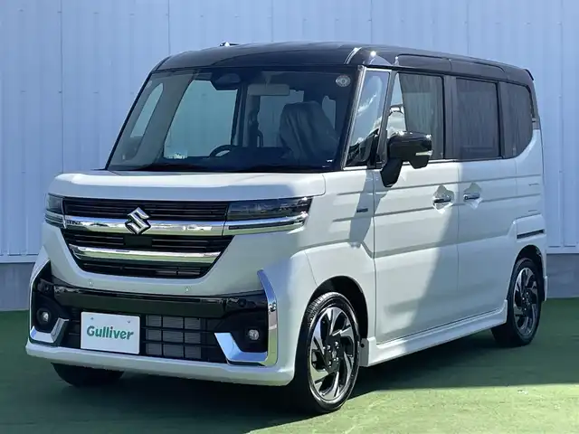 スズキ スペーシア カスタム HYBRID XS 香川県 2025(令7)年 0.1千km ピュアホワイトパール/ブラック2トーン 届出済未使用車/全方位モニター付きメモリーナビゲーション/　スズキコネクト対応通信機/→9インチHDディスプレイ/フルセグ/AM/FM/Bluetooth/→AppleCarPlay/AndroidAuto/USB/スズキセーフティサポート/・デュアルセンサーブレーキサポートII/・アダプティブクルーズコントロール（全車速追従機能付）/・標識認識機能/・車線逸脱抑制機能/・誤発進抑制機能(前後)/・後退時ブレーキサポート/・ふらつき警報機能/・横滑り防止装置/・ハイビームアシスト/LEDヘッドライト/ハーフレザーシート/前席シートヒーター/両側パワースライドドア/ヘッドアップディスプレイ/スリムサーキュレーター/革巻きステアリング/ステアリングリモコン/ステアリングヒーター/シートバックテーブル/リアサンシェード/純正15インチアルミ/スマートキー/プッシュスタート