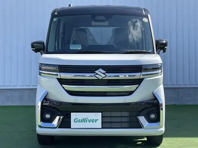 スズキ スペーシア カスタム HYBRID XS 香川県 2025(令7)年 0.1千km ピュアホワイトパール/ブラック2トーン 届出済未使用車/全方位モニター付きメモリーナビゲーション/　スズキコネクト対応通信機/→9インチHDディスプレイ/フルセグ/AM/FM/Bluetooth/→AppleCarPlay/AndroidAuto/USB/スズキセーフティサポート/・デュアルセンサーブレーキサポートII/・アダプティブクルーズコントロール（全車速追従機能付）/・標識認識機能/・車線逸脱抑制機能/・誤発進抑制機能(前後)/・後退時ブレーキサポート/・ふらつき警報機能/・横滑り防止装置/・ハイビームアシスト/LEDヘッドライト/ハーフレザーシート/前席シートヒーター/両側パワースライドドア/ヘッドアップディスプレイ/スリムサーキュレーター/革巻きステアリング/ステアリングリモコン/ステアリングヒーター/シートバックテーブル/リアサンシェード/純正15インチアルミ/スマートキー/プッシュスタート
