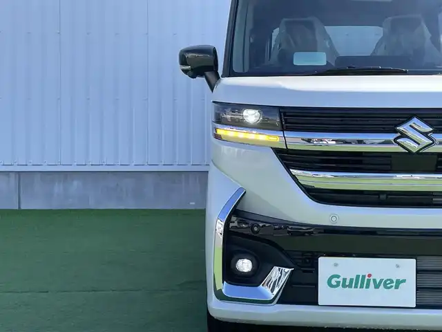 スズキ スペーシア カスタム HYBRID XS 香川県 2025(令7)年 0.1千km ピュアホワイトパール/ブラック2トーン 届出済未使用車/全方位モニター付きメモリーナビゲーション/　スズキコネクト対応通信機/→9インチHDディスプレイ/フルセグ/AM/FM/Bluetooth/→AppleCarPlay/AndroidAuto/USB/スズキセーフティサポート/・デュアルセンサーブレーキサポートII/・アダプティブクルーズコントロール（全車速追従機能付）/・標識認識機能/・車線逸脱抑制機能/・誤発進抑制機能(前後)/・後退時ブレーキサポート/・ふらつき警報機能/・横滑り防止装置/・ハイビームアシスト/LEDヘッドライト/ハーフレザーシート/前席シートヒーター/両側パワースライドドア/ヘッドアップディスプレイ/スリムサーキュレーター/革巻きステアリング/ステアリングリモコン/ステアリングヒーター/シートバックテーブル/リアサンシェード/純正15インチアルミ/スマートキー/プッシュスタート