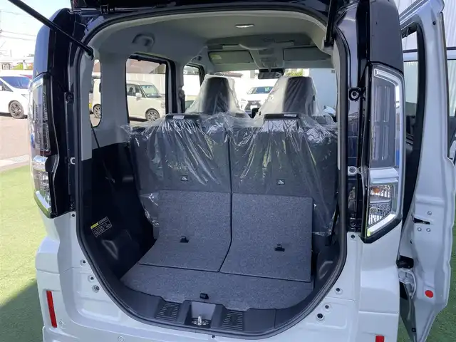 スズキ スペーシア カスタム HYBRID XS 香川県 2025(令7)年 0.1千km ピュアホワイトパール/ブラック2トーン 届出済未使用車/全方位モニター付きメモリーナビゲーション/　スズキコネクト対応通信機/→9インチHDディスプレイ/フルセグ/AM/FM/Bluetooth/→AppleCarPlay/AndroidAuto/USB/スズキセーフティサポート/・デュアルセンサーブレーキサポートII/・アダプティブクルーズコントロール（全車速追従機能付）/・標識認識機能/・車線逸脱抑制機能/・誤発進抑制機能(前後)/・後退時ブレーキサポート/・ふらつき警報機能/・横滑り防止装置/・ハイビームアシスト/LEDヘッドライト/ハーフレザーシート/前席シートヒーター/両側パワースライドドア/ヘッドアップディスプレイ/スリムサーキュレーター/革巻きステアリング/ステアリングリモコン/ステアリングヒーター/シートバックテーブル/リアサンシェード/純正15インチアルミ/スマートキー/プッシュスタート