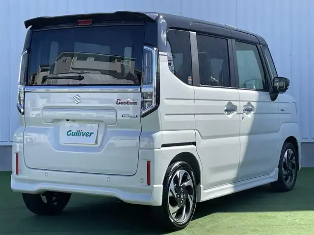 スズキ スペーシア カスタム HYBRID XS 香川県 2025(令7)年 0.1千km ピュアホワイトパール/ブラック2トーン 届出済未使用車/全方位モニター付きメモリーナビゲーション/　スズキコネクト対応通信機/→9インチHDディスプレイ/フルセグ/AM/FM/Bluetooth/→AppleCarPlay/AndroidAuto/USB/スズキセーフティサポート/・デュアルセンサーブレーキサポートII/・アダプティブクルーズコントロール（全車速追従機能付）/・標識認識機能/・車線逸脱抑制機能/・誤発進抑制機能(前後)/・後退時ブレーキサポート/・ふらつき警報機能/・横滑り防止装置/・ハイビームアシスト/LEDヘッドライト/ハーフレザーシート/前席シートヒーター/両側パワースライドドア/ヘッドアップディスプレイ/スリムサーキュレーター/革巻きステアリング/ステアリングリモコン/ステアリングヒーター/シートバックテーブル/リアサンシェード/純正15インチアルミ/スマートキー/プッシュスタート