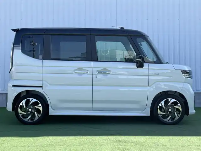 スズキ スペーシア カスタム HYBRID XS 香川県 2025(令7)年 0.1千km ピュアホワイトパール/ブラック2トーン 届出済未使用車/全方位モニター付きメモリーナビゲーション/　スズキコネクト対応通信機/→9インチHDディスプレイ/フルセグ/AM/FM/Bluetooth/→AppleCarPlay/AndroidAuto/USB/スズキセーフティサポート/・デュアルセンサーブレーキサポートII/・アダプティブクルーズコントロール（全車速追従機能付）/・標識認識機能/・車線逸脱抑制機能/・誤発進抑制機能(前後)/・後退時ブレーキサポート/・ふらつき警報機能/・横滑り防止装置/・ハイビームアシスト/LEDヘッドライト/ハーフレザーシート/前席シートヒーター/両側パワースライドドア/ヘッドアップディスプレイ/スリムサーキュレーター/革巻きステアリング/ステアリングリモコン/ステアリングヒーター/シートバックテーブル/リアサンシェード/純正15インチアルミ/スマートキー/プッシュスタート
