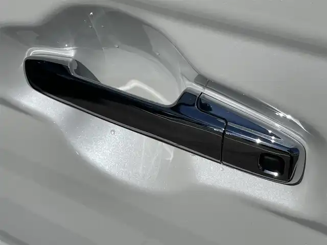 スズキ スペーシア カスタム HYBRID XS 香川県 2025(令7)年 0.1千km ピュアホワイトパール/ブラック2トーン 届出済未使用車/全方位モニター付きメモリーナビゲーション/　スズキコネクト対応通信機/→9インチHDディスプレイ/フルセグ/AM/FM/Bluetooth/→AppleCarPlay/AndroidAuto/USB/スズキセーフティサポート/・デュアルセンサーブレーキサポートII/・アダプティブクルーズコントロール（全車速追従機能付）/・標識認識機能/・車線逸脱抑制機能/・誤発進抑制機能(前後)/・後退時ブレーキサポート/・ふらつき警報機能/・横滑り防止装置/・ハイビームアシスト/LEDヘッドライト/ハーフレザーシート/前席シートヒーター/両側パワースライドドア/ヘッドアップディスプレイ/スリムサーキュレーター/革巻きステアリング/ステアリングリモコン/ステアリングヒーター/シートバックテーブル/リアサンシェード/純正15インチアルミ/スマートキー/プッシュスタート